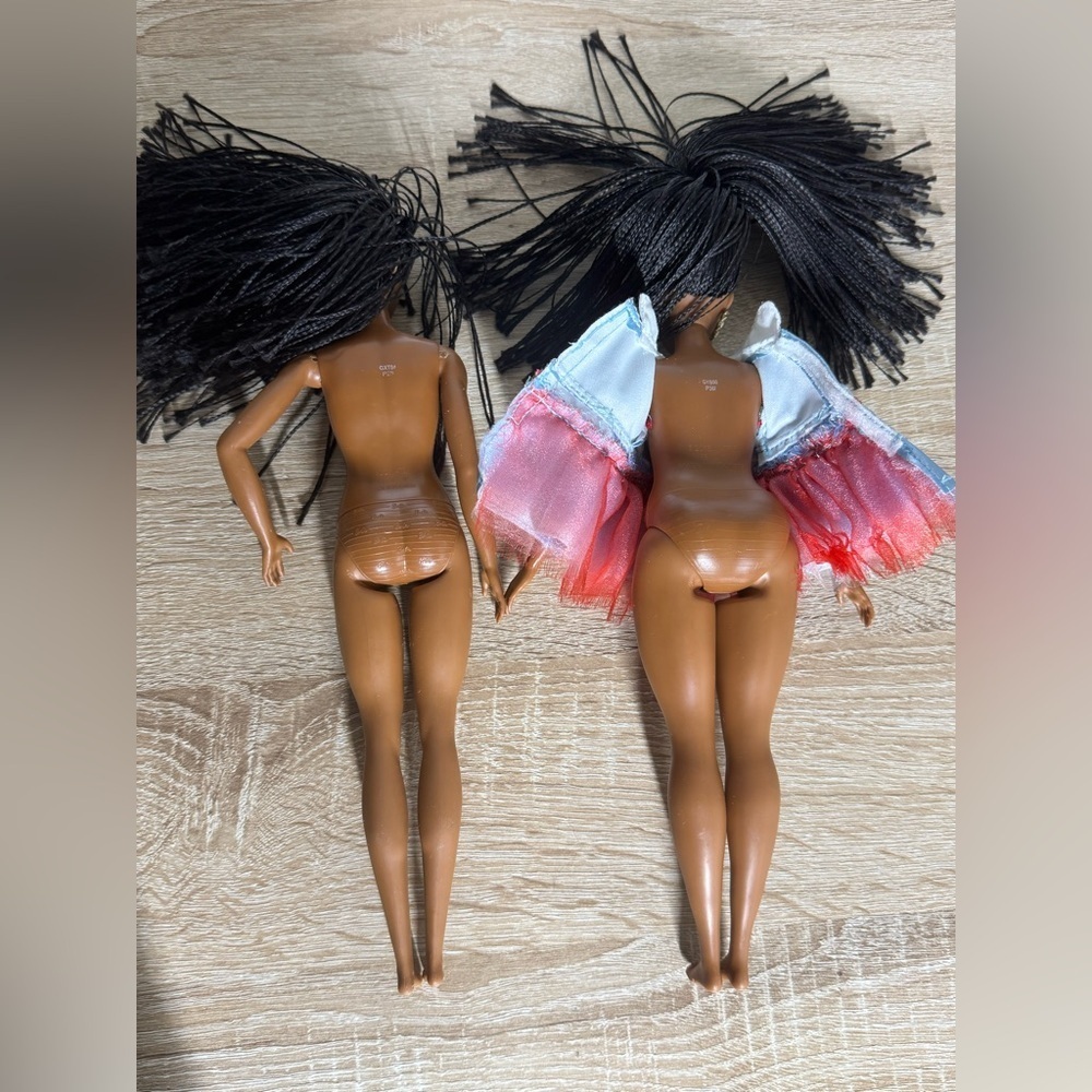 Lot of Two Barbie Dolls - Picture 10 of 10